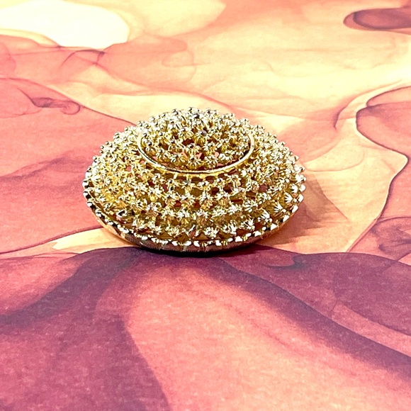 Vintage Coro Signed Mid-Century Gold Tone Dimensional Dome Brooch (c. 1955-1965) - Picture 5 of 6